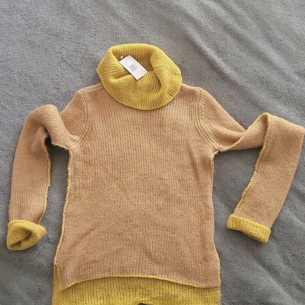 Guess Long Sleeve Turtleneck Top Size: Small